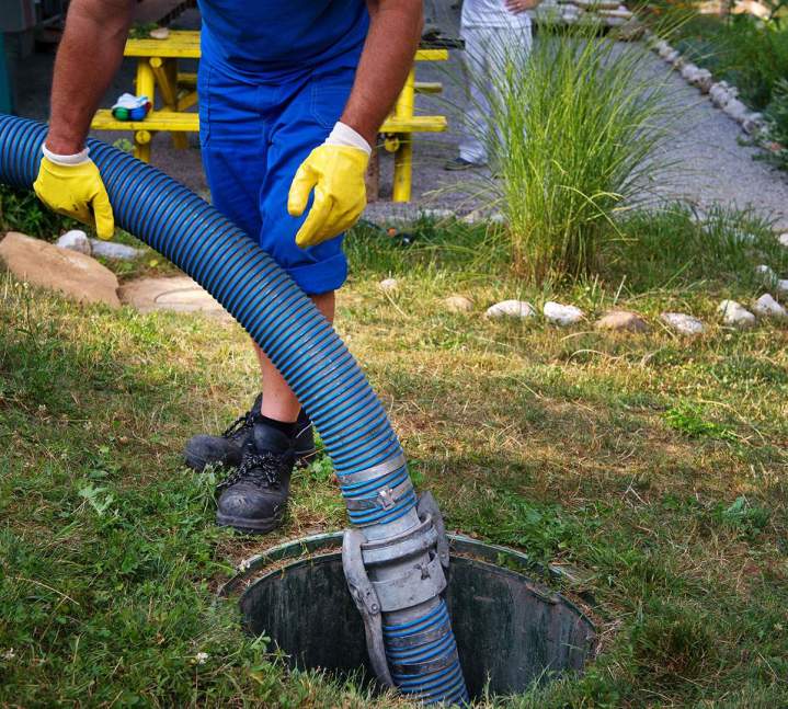 Service de pompage de fosse septique avec nettoyage et transport des déchets vers des centres agréés